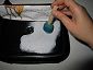 Stendere gesso acrilico su borsa