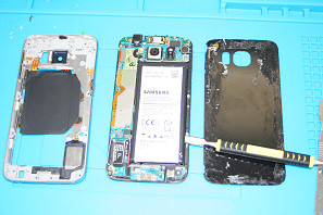 Rimuovere batteria smartphone