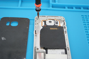 Smontaggio viti scocca smartphone